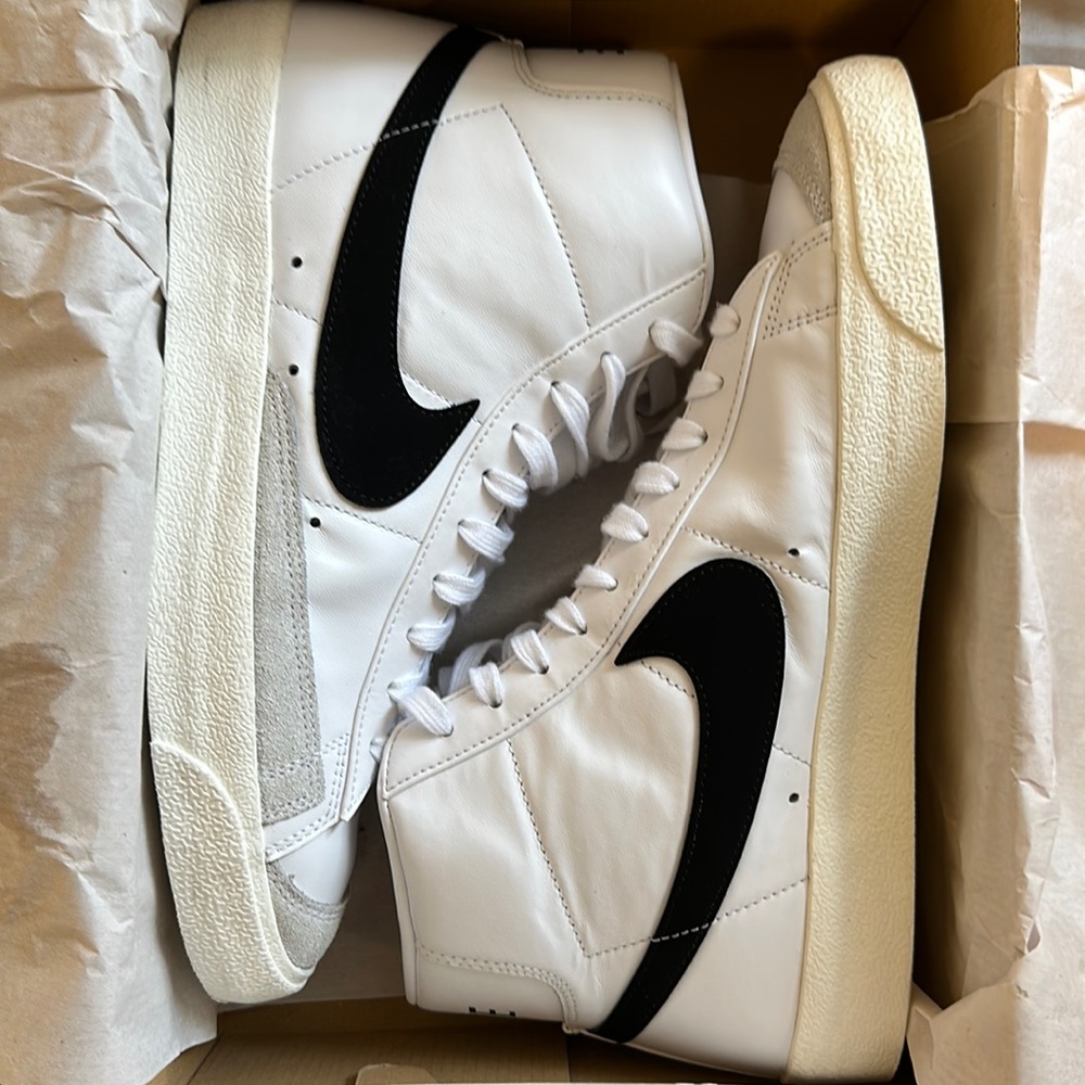 Nike Blazer Mid ‘77 VNTG Men’s Size 10.5 (White/Black).